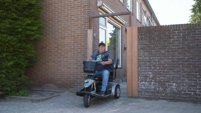 Scootmobiel in de tuin